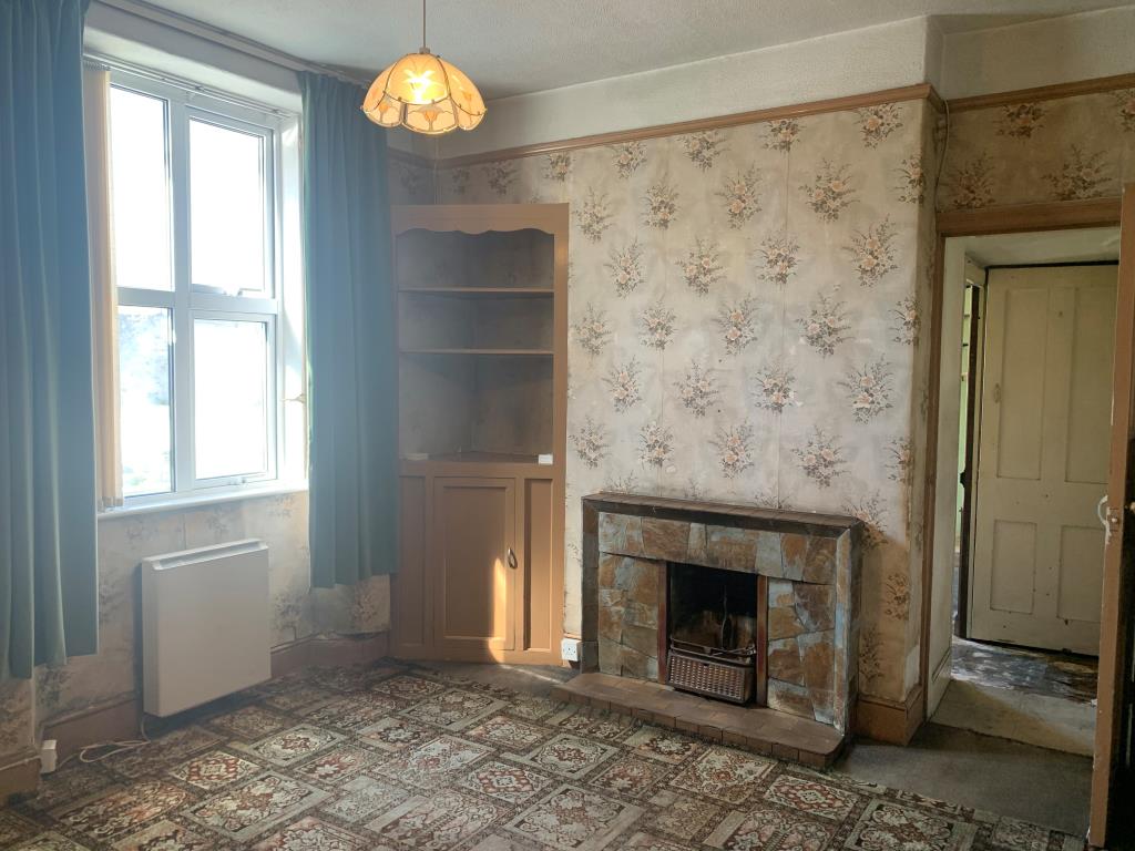 Lot: 135 - THREE-BEDROOM END-TERRACE HOUSE REQUIRING REFURBISHMENT -